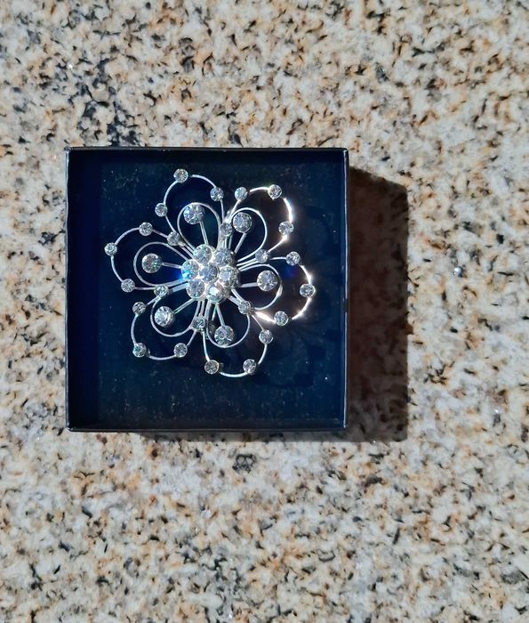 Alfinete em metal prateado com pedras brilhantes NOVO