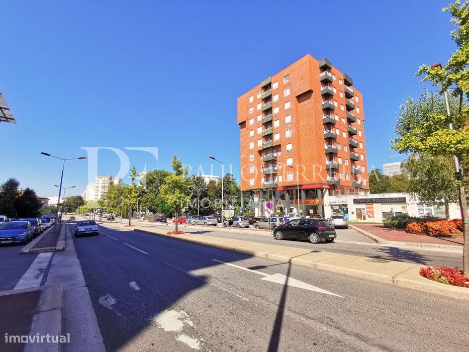 Loja com 3 pisos no centro de Famalicão