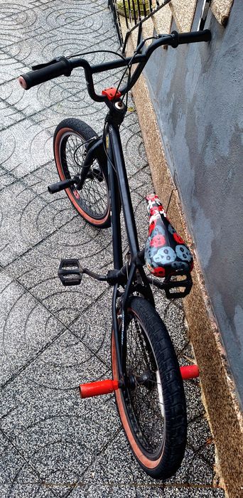 Bicicleta BMX com barras