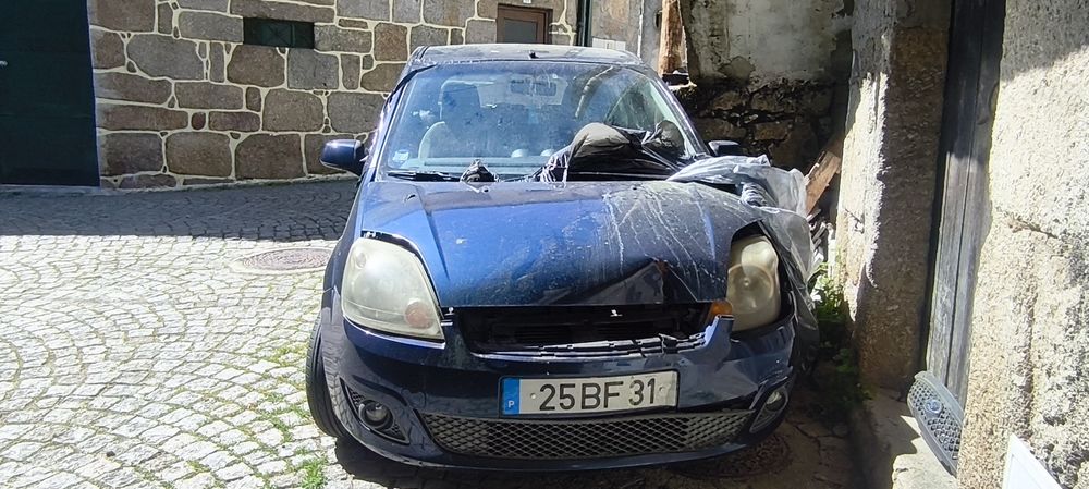 Vendo  pela melhor oferta ou troco Ford fiesta 2006 por mota