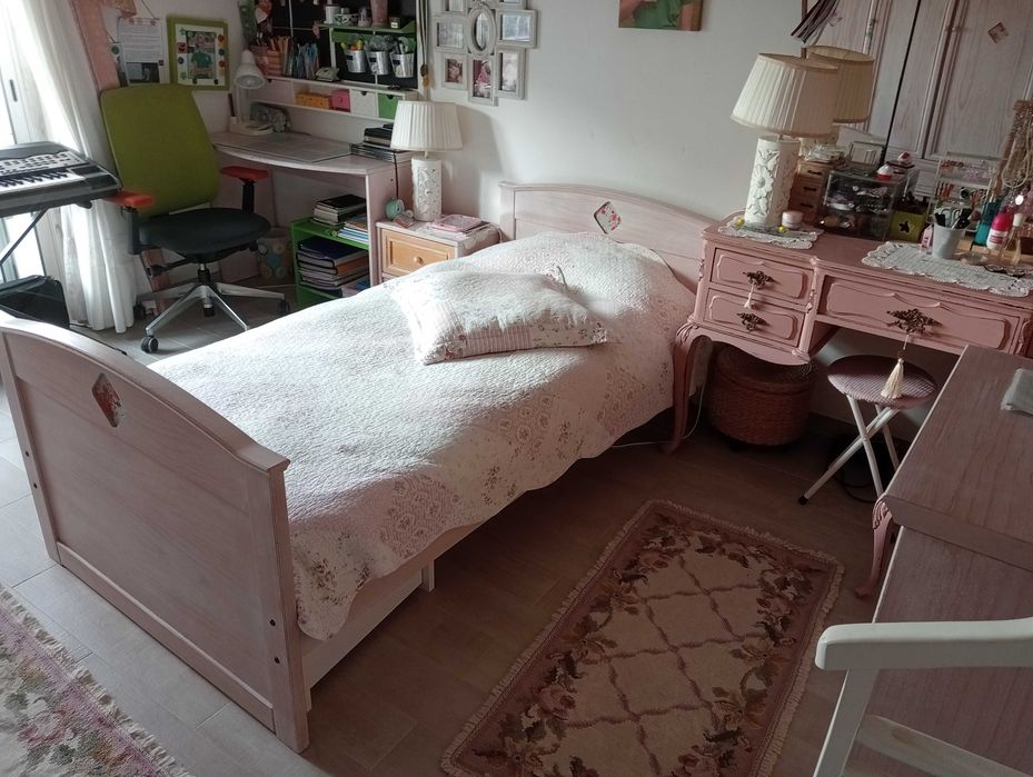 Cama de solteiro, roupeiro, estantes/ Quarto completo para uma menina(madeira)