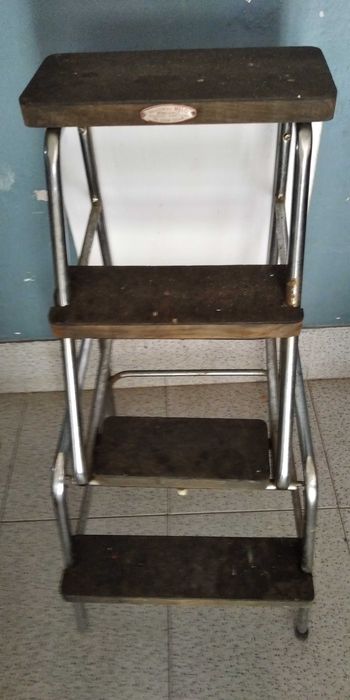 Banco almofadado c sistema escadote incluído ate uma altura de 80 cm