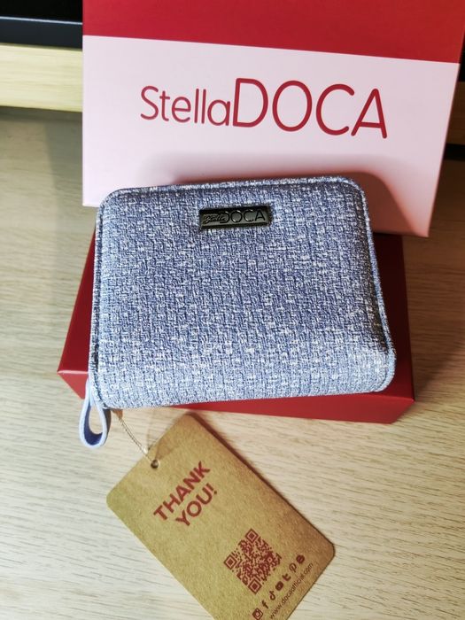 Carteira Stella Doca em azul claro com detalhes brancos