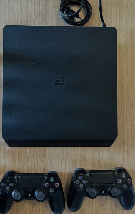 Playstatiom 4 slim PS4 + 2 pady