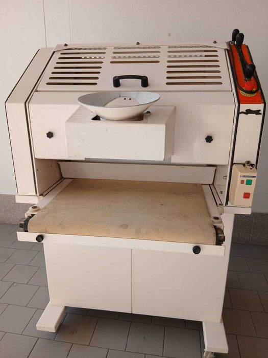 Formadora de cacetes, baguetes, roca e regueifa