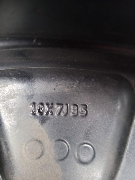 Продам зимові шини в зборі r18