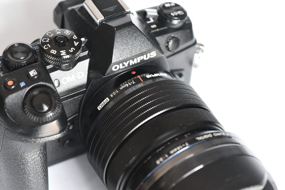 Olympus OM-D E-M1 Mark III com lente Olympus M.Zuiko Digital ED 7-14mm