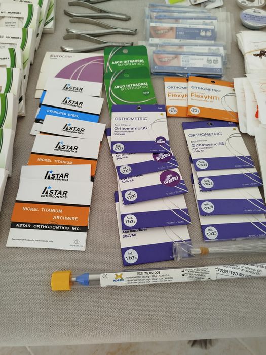 Ortodontia - vários instrumentos e materiais