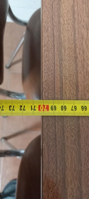 4 cadeiras e uma mesa