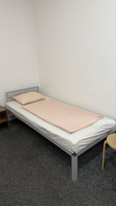 Metalowe łożka z materacem