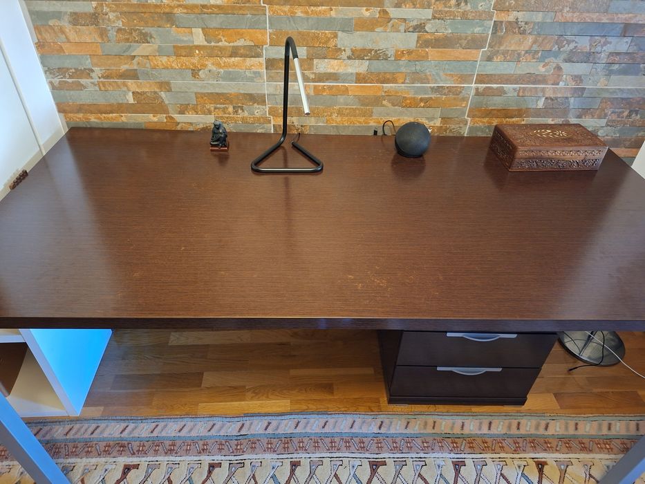 Secretária com conjunto de gavetas