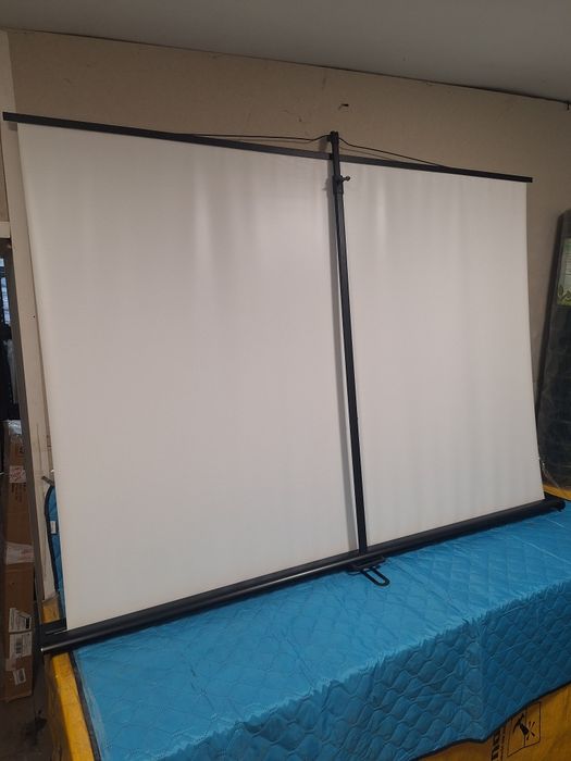 Ekran projekcyjny 180cm