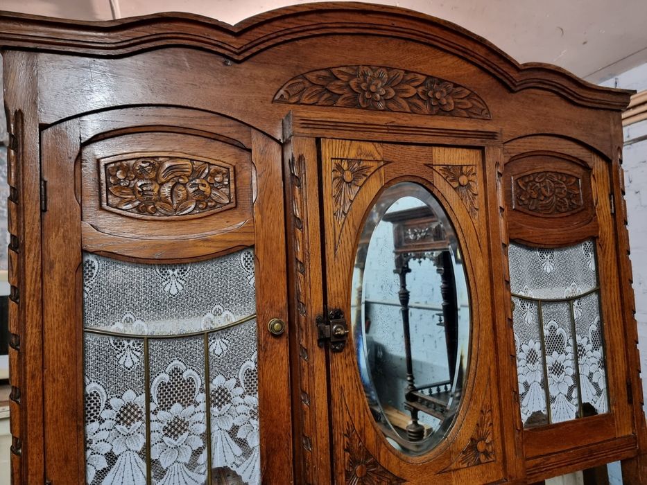 Drewniany kredens w stylu secesyjnym