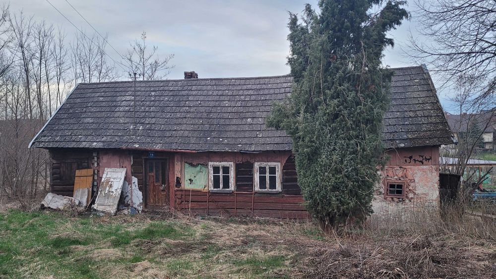 Stary drewniany dom do rozbiórki