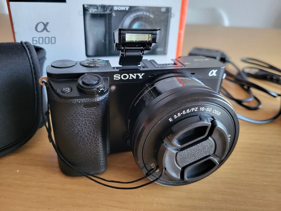 Sony a6000 com kit lens (3.5-5.6/PZ 16-50 OSS) e alguns acessórios