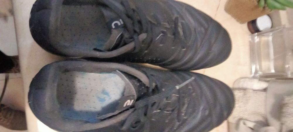 Chuteiras Decathlon pretas pitons