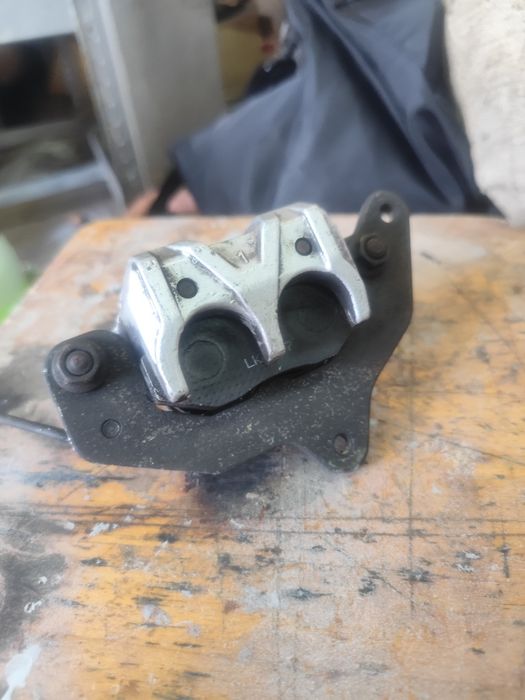 Zacisk hamulcowy przedni hyousung GT 125