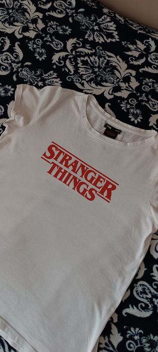t-shirt biały z napisem stranger things
