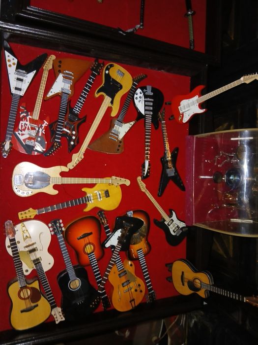 Colecao 20 Guitarra + 1 bateria em minitura
