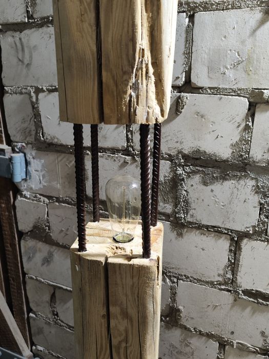 Lampa z starej drewnianej belki
