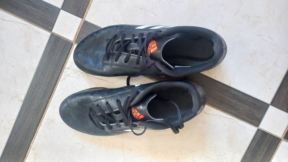 Бутси, кросівки, футзалки