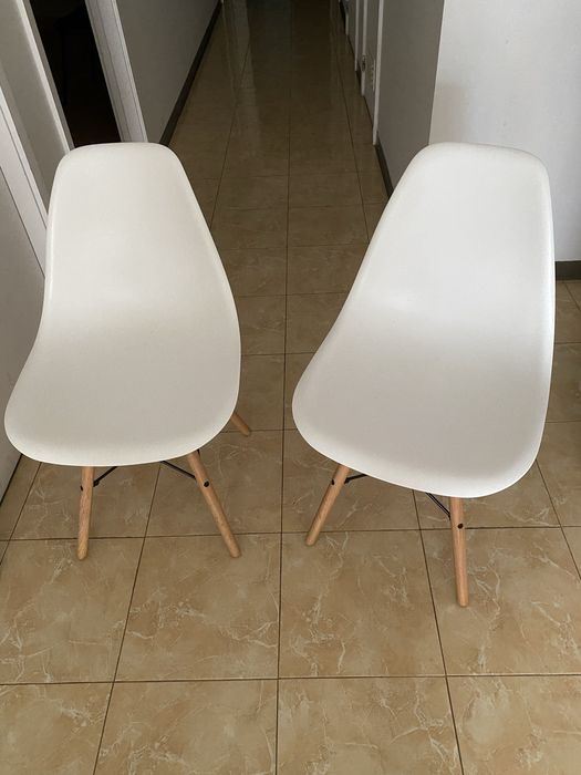 2 cadeiras brancas usadas