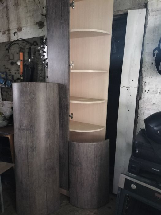 Продам кухонний кутовий шкаф.
