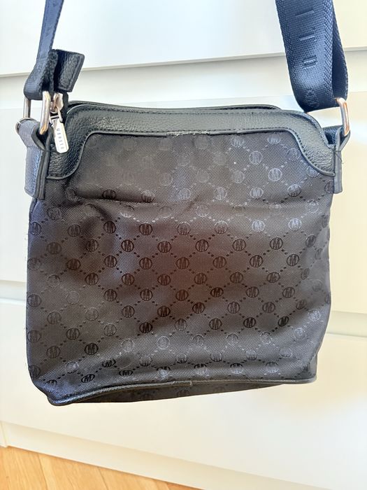 Torebka czarna na ramię listonoszka Mohito