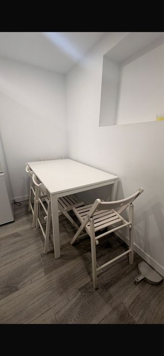 Mesa IKEA e 4 cadeiras IKEA