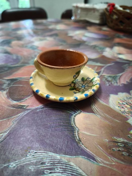 Chávena em barro pintado à mão com pires – artesanato português antigo