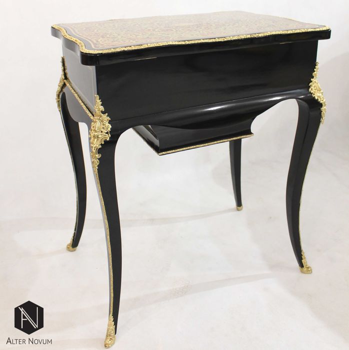 Elegancki stolik - toaletka w stylu Boulle