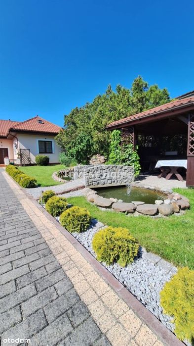 Dom z basenem komfortowy dworek