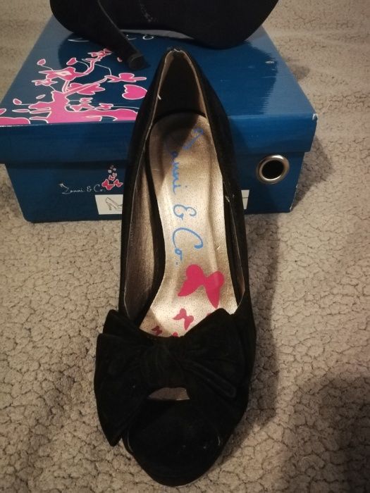 Buty czarne,wysokie, szpilki, eleganckie na obcasie