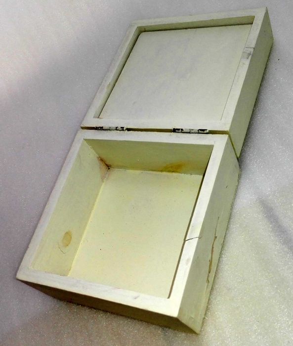 Wooden Box Frame with Red Apple64750731251971121