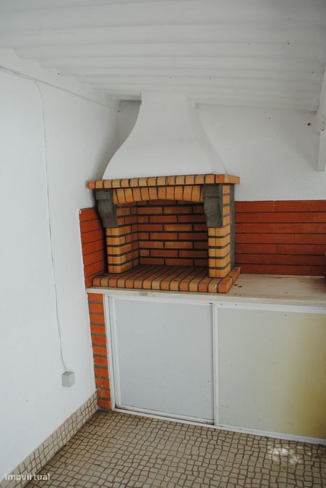Apartamento T2 com terraço em Linda-a-Velha