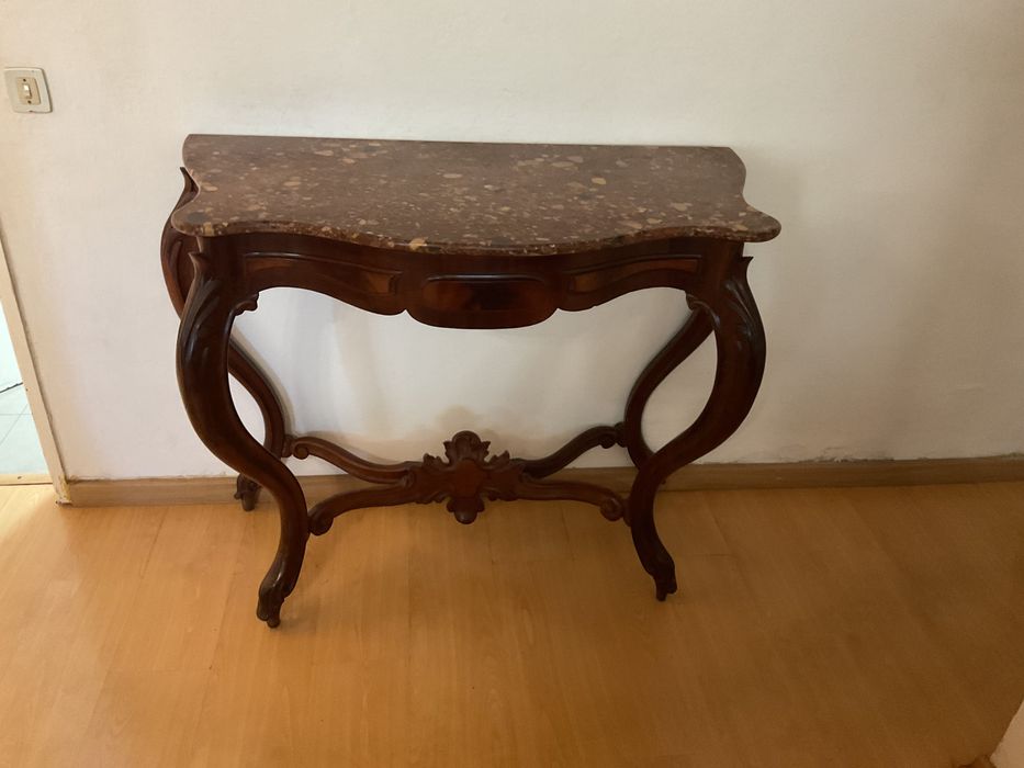 Mesa estilo Luis XVI com tampo em pedra