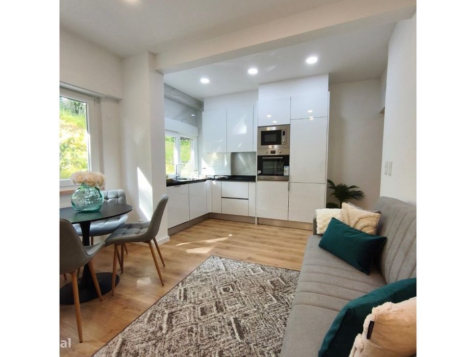 Apartamento T2 Remodelado com Suíte e Arrecadação de 27m² em Benfica
