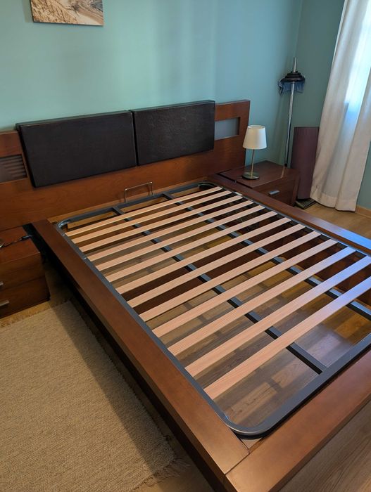 Cama Casal em Madeira com Sommier Elevatório + 2 Mesas de Cabeceira (+ Opção Colchão)