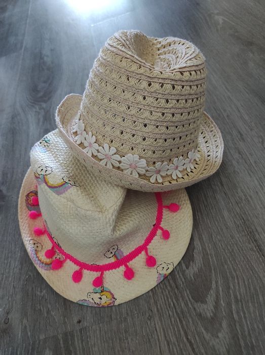 Капелюшки -2шт.на дівчинку.