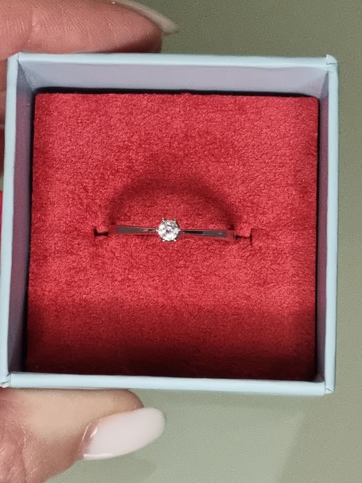 Каблучка з діамантом. Кольцо с бриллиантом.