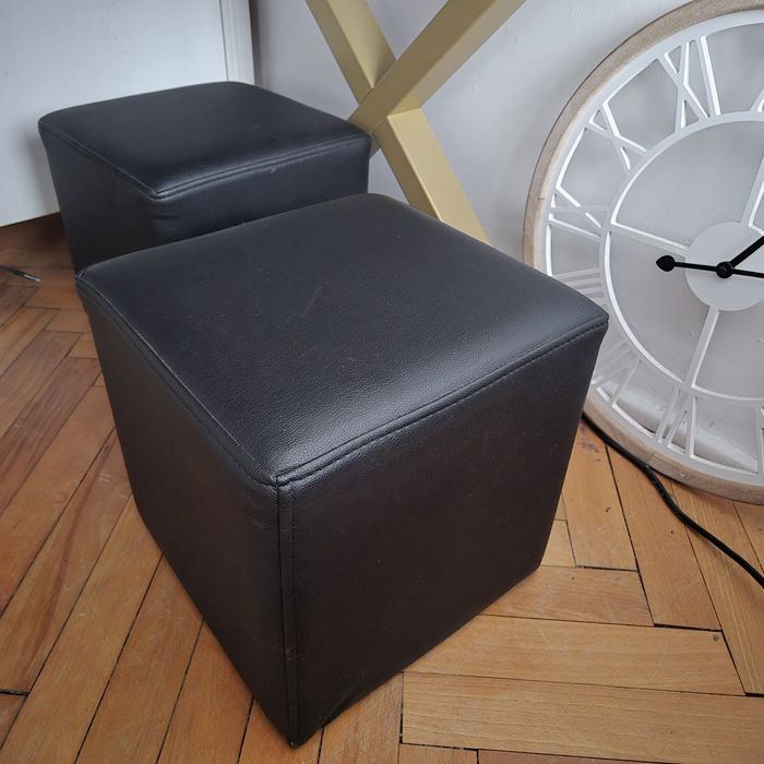 Dwie małe czarne pufy siedziska