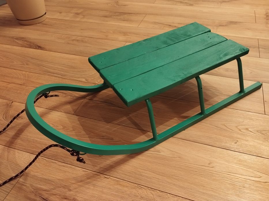 Sanki metalowe z drewnianym siedziskiem