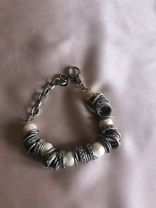 Pulseira muito bonita composta por vários elementos em metal