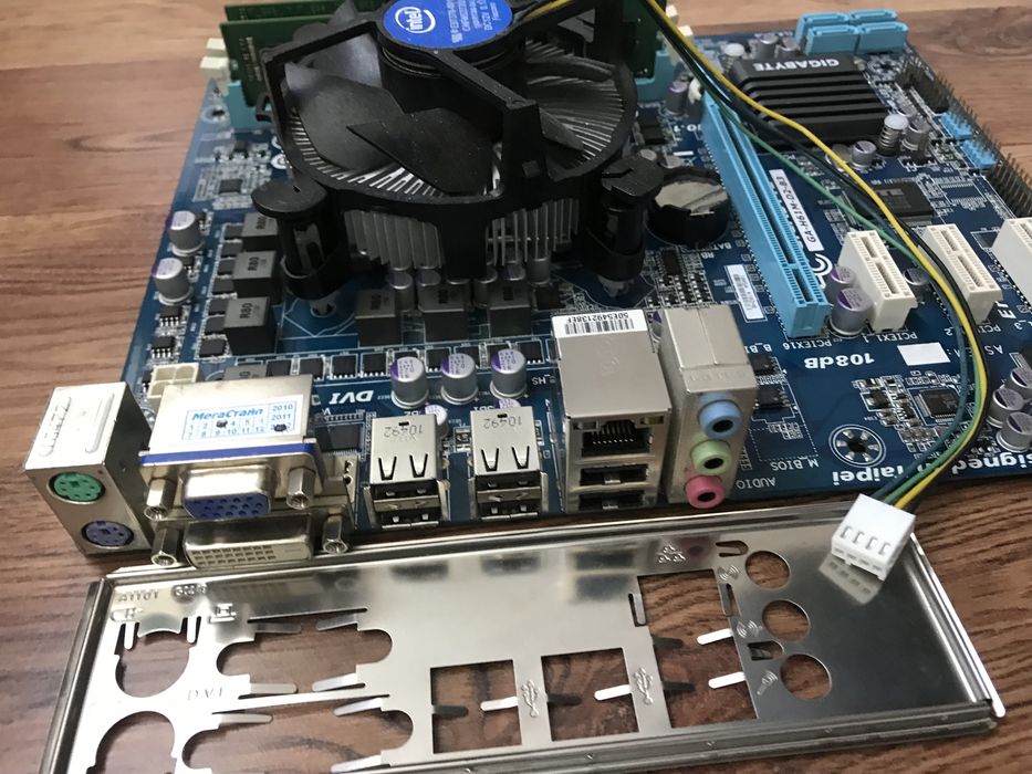 I5-2400 процесор,8 GB  Ram,материнська плата Gigabyte H61M