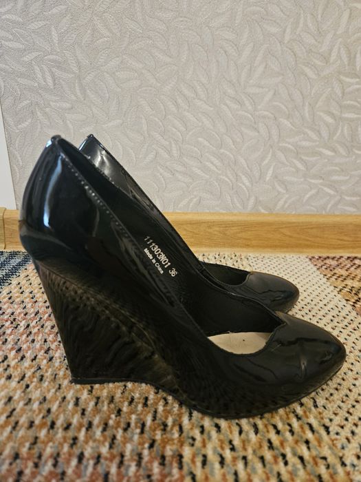 Туфлі жіночі Лучьяно Карварі