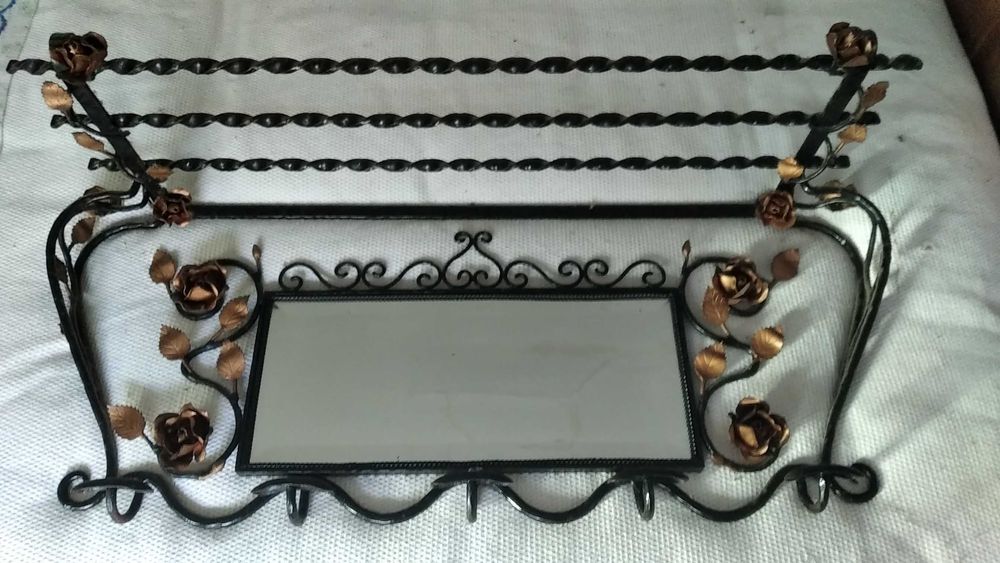 Mesa branca Varias peças em ferro fundido: mesa em meia lua, espelho