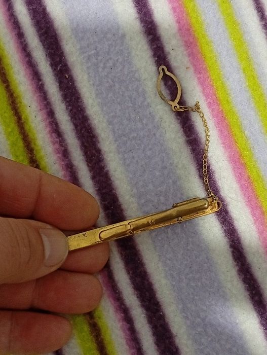 Pendente dourado para prender Gravatas