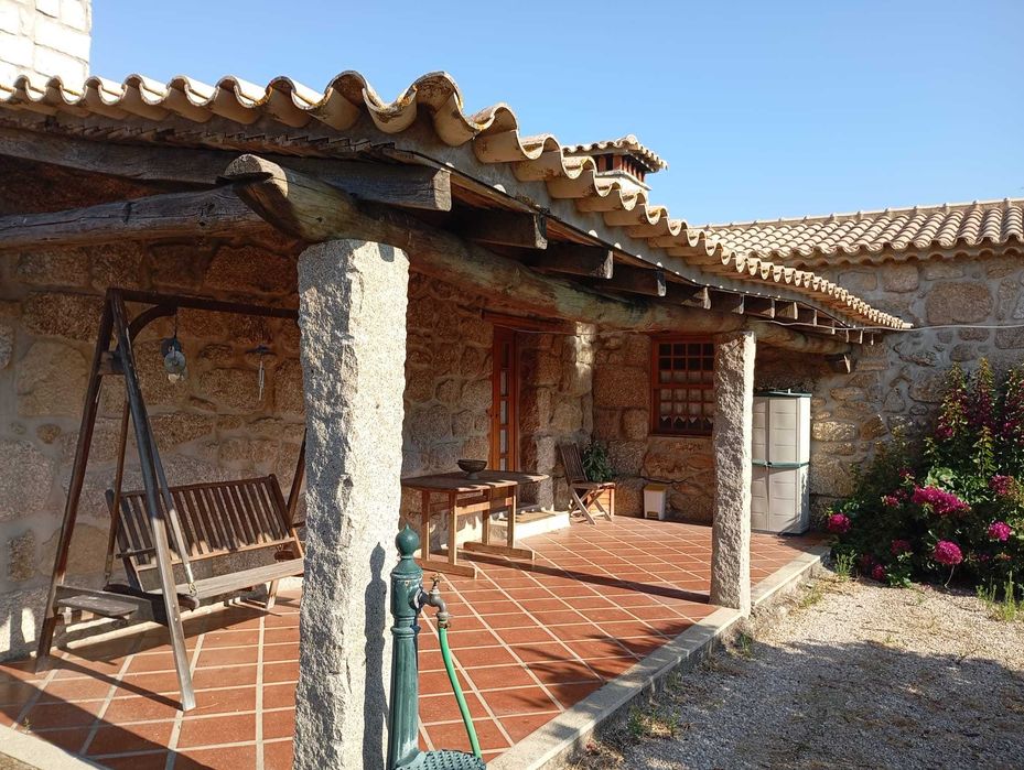 Quinta com 3 casas, vinha, olival e água em abundância, inclui recheio