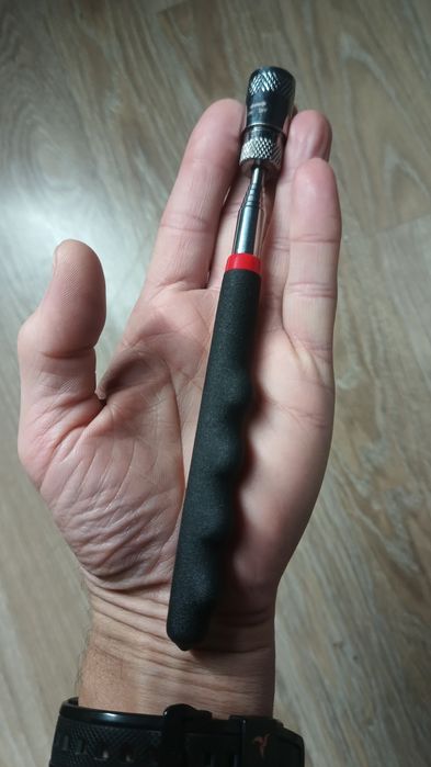 Магнитная указка с фонариком.