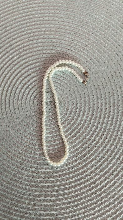 Naszyjnik z plastikowych pereł